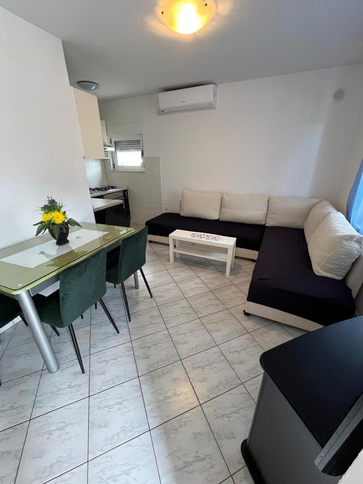 Apartmani Ana Juricev Vodice Esterno foto