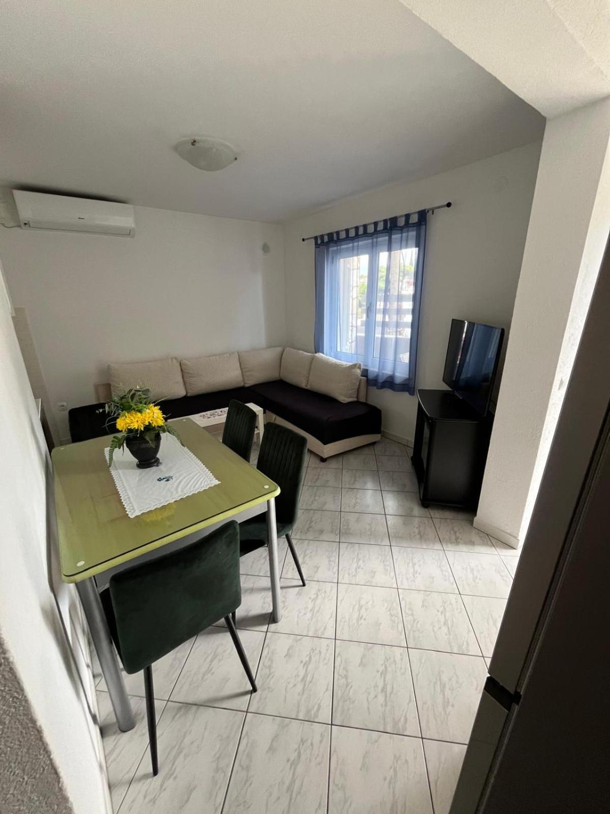 Apartmani Ana Juricev Vodice Esterno foto