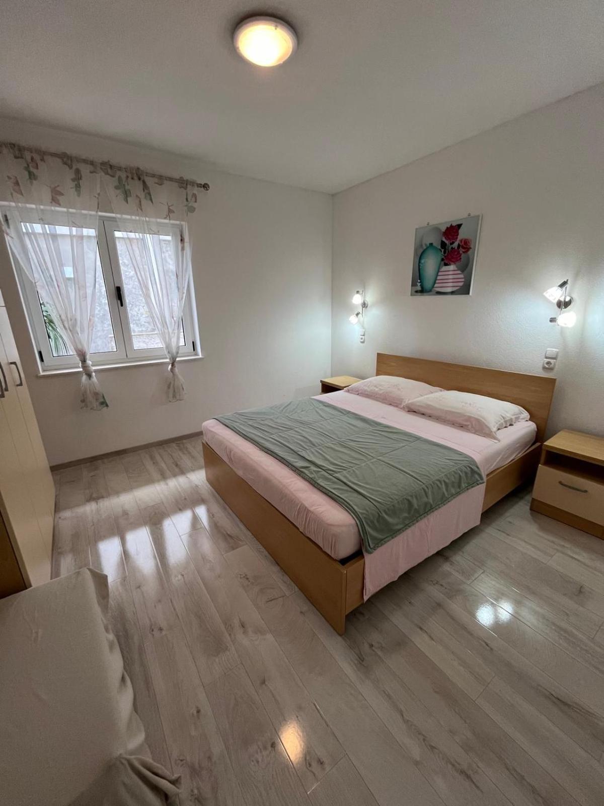 Apartmani Ana Juricev Vodice Esterno foto